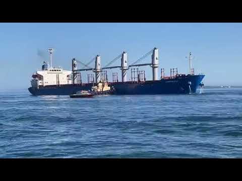 Navio de transporte de mercadorias encalha em Setúbal