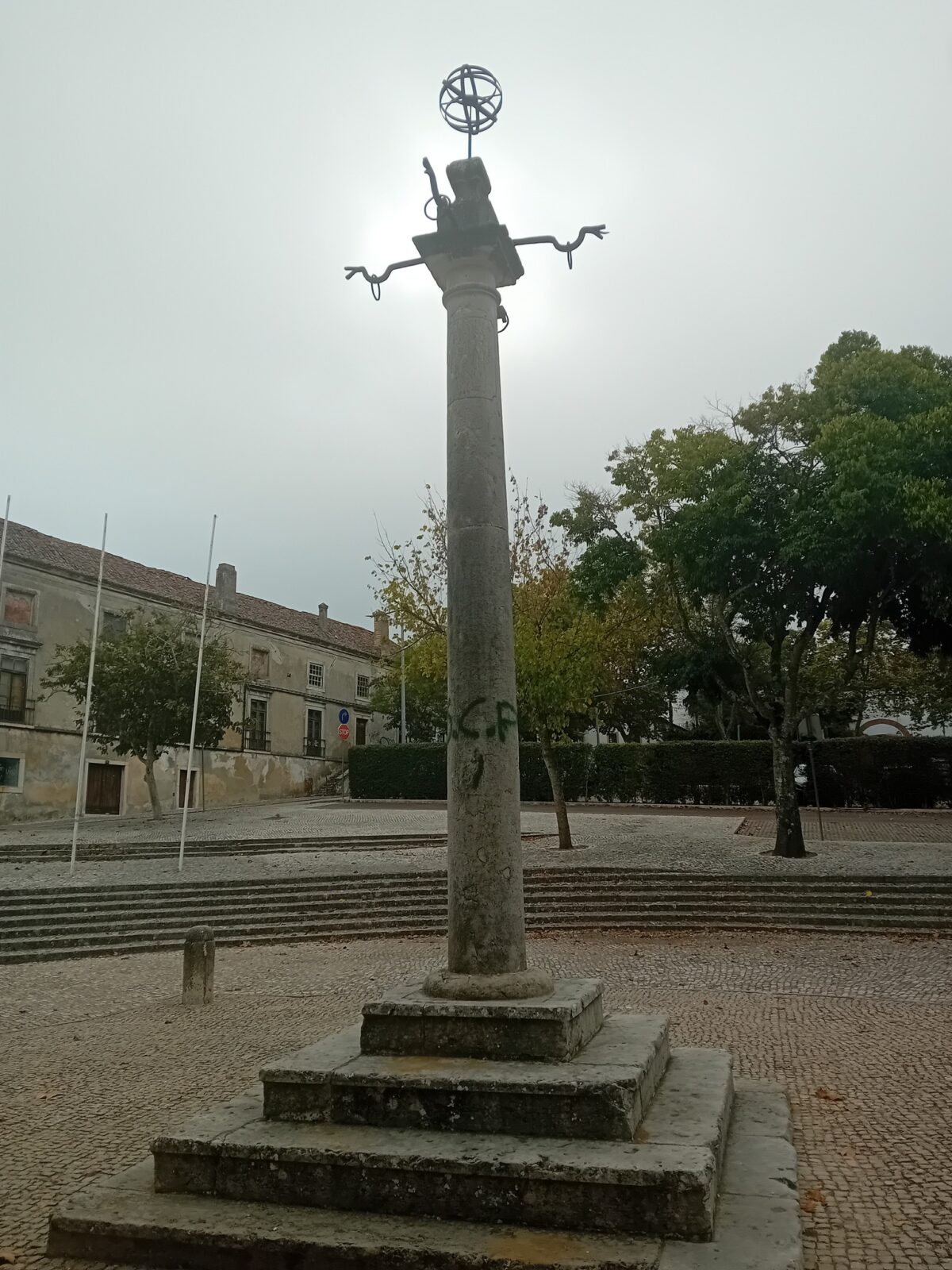 Pelourinho Azeitao - Pelourinho de Azeitão vandalizado com pinturas