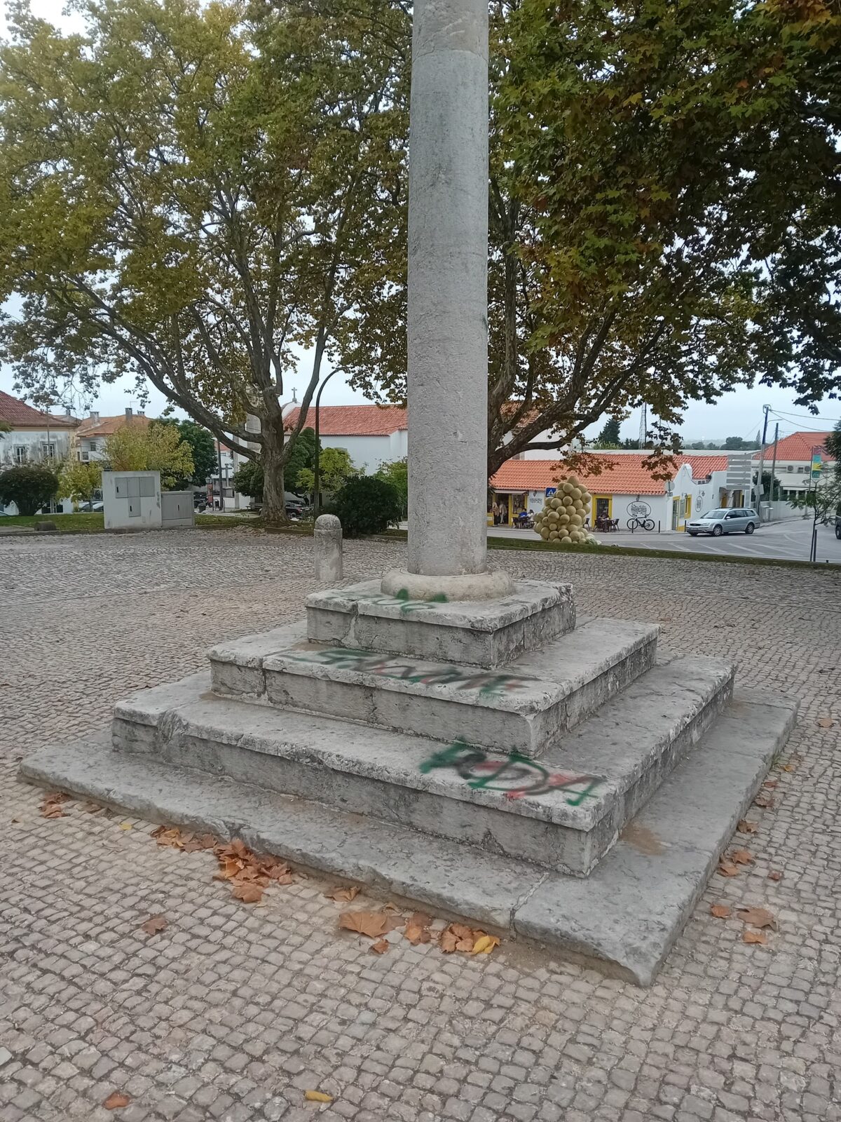 Pelourinho Azeitao I - Pelourinho de Azeitão vandalizado com pinturas